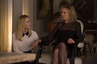 American Horror Story – Während Cordelia (Sarah Paulson, l.) ihre Mutter vor dem Rat beschützen will, muss Fiona (Jessica Lange, r.) sich eingestehen, dass nicht all ihre Taten gerechtfertigt waren ...