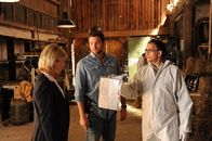 SOKO Stuttgart – Jan Arnaud (Mike Zaka Sommerfeldt, r.) zeigt Martina Seiffert (Astrid M. Fünderich, l.) und Jo Stoll (Peter Ketnath, M.) den Abschiedsbrief des Opfers. Auffällig daran ist, dass der Brief nicht handschriftlich verfasst ist.