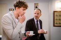 Sturm der Liebe – Markus (Timo Ben Schöfer, r. mit Robin Schick, l.) überlegt, ob der Bruch zwischen Alexandra und Christoph sogar förderlich für seinen Plan ist.