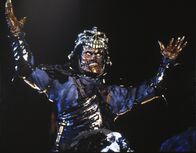 Armee der Finsternis – Der geklonte böse Ash (Bruce Campbell) ist der Anführer der Armee der Finsternis. Sein Ziel ist es, die Burg von Lord Arthur zu erobern?
