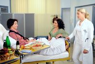 Rote Rosen – ARD ROTE ROSEN FOLGE 1536 Uhr im ERSTEN. Merle (Anja Franke, l.) versucht Britta (Jelena Mitschke, r.) und Vera (Sandra Speichert, M.) davon zu überzeugen, dass sie fit genug ist, das Krankenhaus zu verlassen.
