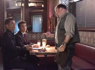 The Grinder - immer im Recht – Als Cliff Bemis (Jason Alexander, r.) Dean (Rob Lowe, l.) auffordert den Grinder vor der Kamera sterben zu lassen, um den Übergang zum Spin-off besser gestalten zu können, unterstützt Stewart (Fred Savage, M.) seinen Bruder dabei, den Tod der Rolle zu verhindern - aus ganz eigennützigen Gründen.