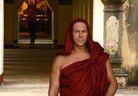Das Traumhotel – Der Architekt Frank Simon (Sven Martinek) sucht nach einem Burnout Ruhe und Frieden in einem buddhistischen Kloster.