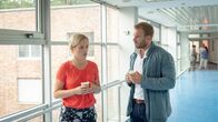 SOKO Wismar – Lars Pöhlmann (Dominic Boeer, r.) versucht, die völlig aufgelöste Ehefrau Tanja Lehmann (Anne Haug, l.) zu beruhigen. Kann sie sich vielleicht erklären, was es mit der blutgetränkten Decke und der Pistole im Kofferraum ihres Mannes auf sich hat? Und wo hat ihr Mann am Morgen überhaupt hingewollt?