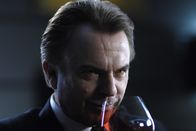 Daybreakers – Anno 2019 sind Menschen rar geworden. So rar, dass die Vampire, die nun die Erde beherrschen, Hunger leiden. In der Firma von Charles Bromley (Sam Neill) forscht Vampir Edward deshalb nach einem Blutersatz ...