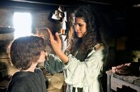Die Puppenspieler - Aus dem Feuer – Die zum Christentum konvertierte Sarazenin Zobeida (Veronika Strapková) schenkt ihrem Sohn Richard (Petr Cemper) ihre Kette.