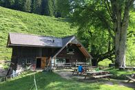 Anna auf der Alm – Die Terrasse der Steineralm leert sich allmählich. Ende September, nach dem Almabtrieb der Kühe, schließt sie ihre Tore.