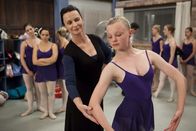 Dance Academy – Miss Rain (Tara Morice, li.) ist von Petras (Maria Dragus, re.) Tanzkünsten begeistert. Sie lobt die deutsche Austauschstudentin immer und immer wieder. Das führt dazu, dass Abigail neidisch wird. Petra wird zur Konkurrentin.