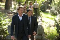 The Mentalist – Versuchen, den Mord am Sohn eines Mafiabosses aufzuklären: Patrick (Simon Baker, l.) und Kimball (Tim Kang, r.) ...