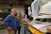Die Bergretter – Franz (Heinz Marecek, l.) präsentiert stolz Katharina (Luise Bähr, m.) und Mia (Mia-Sophie Ballauf, r.) sein Werk: das Flugzeug ist endlich einsatzbereit.