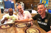 Verrückt nach Meer – Ilhbela in Brasilien. Von rechts: Küchenchef Jörg Schwab und Restauranttester Christian Rach besuchen den Koch Tonhão und bereiten mit ihm gemeinsam einen Bohneneintopf zu. Weiteres Bildmaterial finden Sie unter www.br-foto.de.