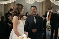 Gilmore Girls – Lorelai (Lauren Graham, l.) kann den Ball in ihrem Hotel dank ihres Mitarbeiters Michel (Yanic Truesdale, r.) genießen. Doch wie lange kann sie ihre eigenen Kindheitserinnerungen ausblenden?
