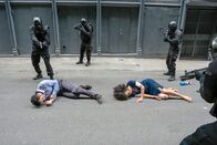 Quantico – Léon Velez (Aarón Díaz, l.) und Dayana Mampasi (Pearl Thusi, r.) befinden sich in einer gefährlichen Situation. Werden sie überleben oder Opfer der Terroristen?