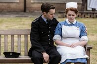 Father Brown – PC Colin Blaisen (Reis Bruce) und Alice Bonham (Ami Metcalf) verarbeiten den Anschlag auf einen Patienten im Krankenhaus.