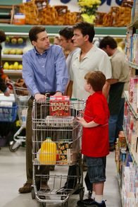 Two and a Half Men – Charlie (Charlie Sheen, M.), der seinen Neffen nicht missen will, gewährt Alan (Jon Cryer, l.) und Jake (Angus T. Jones, r.) erneut Asyl. Von nun an leben die zweieinhalb Männer zusammen unter einem Dach ...