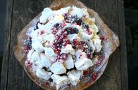 Zu Tisch ... – Ein Rezept von Jan Breus: die Baisertorte Pavlova mit Beeren aus Wald und Garten – benannt nach der russischen Ballerina Anna Pavlova