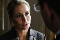 Der Rücktritt – An Bettina Wulff (Anja Kling) perlen die Vorwürfe nicht ab. Während ihr Mann, der Bundespräsident, öffentlich Stellung nehmen kann, ist sie zum Schweigen verdonnert ...