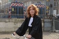 Lebowitz vs Lebowitz – Ist gezwungen, mit der neuen Frau ihres Ex-Mannes zusammenzuarbeiten: Rechtsanwältin Paule Lebowitz (Clémentine Célarié) ...