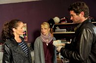 SOKO Stuttgart – Leonie Felber (Anja Boche, m) hat keine Erklärung dafür, wie das viele Geld in die Sparbüchse ihres Sohnes gekommen ist. Selma Kirsch (Yve Burbach) und Jo Stoll (Peter Ketnath) fragen sich ernsthaft, ob der verschwundene Sohn von Frau Felber etwas mit dem Mord an dem Juniorchef der Brauerei zu tun hat. Immerhin waren die Beiden freundschaftlich miteinander verbunden.