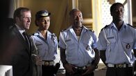 Death in Paradise – Das Polizeiteam von Sainte Marie: DI Richard Poole (Ben Miller), Lily Thomson (Lenora Crichlow), Dwayne Myers (Danny John-Jules) und Fidel Best (Gary Carr).