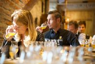 Heimatleuchten – Biersommellier Trainingslager im Bierkulturhaus im Salzburger Obertrum mit den die zehn besten Biersommelliers des Landes. Auf dem Programm standen neben fachlichen sensorischen Übungen – wie Herausschmecken von so genannten Bierfehlern oder Kombinieren von passenden Aromen und Geschmacksnuancen im Zuge des so genannten Foodpairing – auch Tipps und Trainingseinheiten zum richtigen Einsatz von Mimik, Gestik und Rhetorik inkl. Videoanalyse.