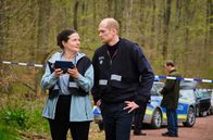 Tod am Rennsteig – Marion Dörner (Anne-Kathrin Gummich) und Jan Kawig (Bernhard Conrad) untersuchen den Wald mit einer Drohne