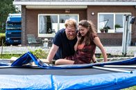 The Club – Kirstie (Janne Desmet) und Bert (Dominique Van Malder) hoffen so sehr, dass die künstliche Befruchtung funktioniert hat. Teilt die Klinik ihnen nun am Telefon mit, dass sie Eltern werden?
