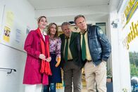 Hubert und Staller – Hubert (Christian Tramitz, r.) und Girwidz (Michael Brandner, 2.v.r.) versuchen zusammen mit Barbara (Monika Gruber, 2.v.l.), dem Hund von Astrid Schilling (Angela Sandritter-Olbert, l.) den Knochen wegzunehmen.