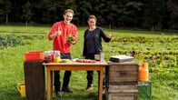 CheXpedition – Julian und Ernährungsexpertin Corinna in einer Outdoorküche