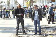 Navy CIS: L.A. – Die Explosion während einer vom Militär gesponserten Wohltätigkeitsveranstaltung schockt Sam (LL Cool J, l.) und Callen (Chris O'Donnell, r.) ebenso wie alle anderen Besucher, doch eine Journalistin will das Team dafür verantwortlich machen ...