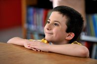 The Middle – Beim Elterntag stellt sich heraus, dass Brick (Atticus Shaffer) versetzungsgefährdet ist und das ausgerechnet wegen seiner Liebe zu Büchern ...