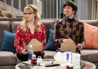 The Big Bang Theory – Bernadette (Melissa Rauch, l.); Howard (Simon Helberg, r.)