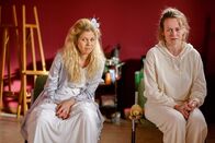 Vorstadtweiber – L-R: Vanessa (Hilde Dalik), Chantal Haas (Helene Kowalsky).