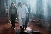 Tatort – Im Schlachthof auf der Suche nach der Mordwaffe: Tessa Ott (Carol Schuler, li.) und Isabelle Grandjean (Anna Pieri Zuercher) sprechen mit Thomas Kunz (Daniel Frei)