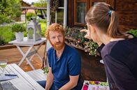 Hubert ohne Staller – Michaela Schmidhofer (Esther Maria Pietsch, r.) ist fassungslos: Bei der Toten wurde das vegane Kochbuch von André Schmidhofer (Volker Muthmann , l.) gefunden - mit Widmung. Hatten die beiden eine Affäre?