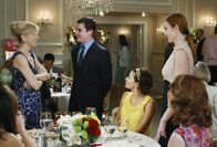 Desperate Housewives – Lynette (Felicity Huffman, l.) kann nicht fassen, dass Stu (Charlie Babcock, 2.v.l.), ihr ehemaliger Assistent, die Werbekampagne von Bree (Marcia Cross, 2.v.r.) leitet. Gabrielle (Eva Longoria, M.) und Katherine (Dana Delany, r.) beobachten gespannt, das Zusammentreffen der beiden ...