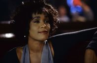 Bodyguard – Die selbstbewusste Rachel (Whitney Houston) ahnt nicht, dass der obszöne Briefeschreiber bereits einmal heimlich in ihr Haus eingedrungen ist.