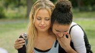Find me in Paris – Lena (Jessica Lord, l.) hat einen melancholischen Moment. Ihre gemeinsame Ausbildung an der Ballettschule der Pariser Oper ist nun bald vorbei und danach wird für sie und ihre Freunde alles anders werden. Ihre beste Freundin Ines (Eubha Akilade, r.) tröstet sie.