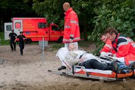 Notruf Hafenkante – Claudia (Janette Rauch, 2.v.l.) und Tarik (Serhat Cokgezen, l.) werden von Notarzt Haase (Fabian Harloff, r.) und seinen Kollegen (Komparsen) gerufen, da Herr Tönnsen (Günter Junghans, liegend) überfallen und verletzt wurde.
