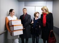 In aller Freundschaft – Bastian Marquardt (Johann Lukas Sickert, 2. von rechts) hat bemerkt, dass seine Mutter Sarah Marquardt (Alexa Maria Surholt, rechts) des Öfteren abends das Haus verlässt. Bastian glaubt, es steckt ein Mann dahinter. Ausgerechnet vor Dr. Kaminski (Udo Schenk) und einer Schwester (Komparsin) will er dieses Thema mit seiner Mutter bereden. Kaminski ist sichtlich erheitert über diese Unterhaltung - er ahnt noch nicht, welche Konsequenzen Sarah daraus ziehen wird.