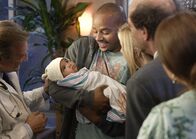 Scrubs - Die Anfänger – Turk (Donald Faison) stellt allen seinen Nachwuchs Isabelle vor ...