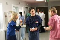 Scrubs - Die Anfänger – Zur großen Verärgerung von J.D (Zach Braff, M.). und Co. wird in der Klinik das Erscheinen eines Kollegen namens Dr. Fisher (Jay Mohr, r.) angekündigt, der eine eigene Praxis in der Stadt betreibt und sich nun exklusiv im "Sacred Heart" um eine seiner Patientinnen kümmern will ...