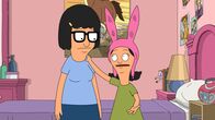 Bob's Burgers – Während Tina (l.) und Louise (r.) mit dem Austritt von Boo Boo aus der Band Boyz 4 Now beschäftigt sind, machen Bob und Linda im Restaurant eine Entdeckung, die für Spannungen sorgt ...