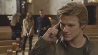 MacGyver – Mit Schraubendreher und Insektenspray muss MayGyver (Lucas Till, r.) den Maulwurf der U.S. Regierung finden, der geheime Informationen an die Organisation weitergibt, die die Phoenix Foundation zerstören will. Sarah (Amy Acker, 2..v.l.) kehrt zurück, um bei der Mission zu helfen. Mac Exfreundin Nikki (Tracy Spiridakos, l.) taucht ebenfalls wieder auf, doch auf welcher Seite steht sie?; Mit Schraubendreher und Insektenspray muss MayGyver (Lucas Till, r.) den Maulwurf der U.S. Regierung finden, der geheime Informationen an die Organisation weitergibt, die die Phoenix Foundation zerstören will. Sarah (Amy Acker, 2..v.l.) kehrt zurück, um bei der Mission zu helfen. Mac Exfreundin Nikki (Tracy Spiridakos, l.) taucht ebenfalls wieder auf, doch auf welcher Seite steht sie?
