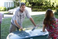The Middle – Weil Mike (Neil Flynn, l.) unbeabsichtigt verrät, dass Axl sein Lieblingskind ist, plant Sue (Eden Sher, r.) zahlreiche Aktivitäten, die sie und ihren Vater näher zusammen bringen sollen. In der Zwischenzeit entdeckt Brick die Tomatenzüchtung als neues Hobby für den Sommer ...