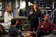 Outmatched - Allein unter Genies – (v.l.n.r.) Kay (Maggie Lawson); Mike (Jason Biggs); Rita (Tisha Campbell); Irwin (Finesse Mitchell)