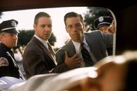 L.A. Confidential – Erneut hat es ein Todesopfer gegeben. Die Ermittler Bud White (Russell Crowe, l.) und Ed Exley (Guy Pearce, r.) sind am Tatort eingetroffen.
