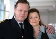Mankells Wallander – Kurt Wallander (Krister Henriksson) geht mit Staatsanwältin Katarina Ahlsell (Lena Endre) auf einen Polizeiball.