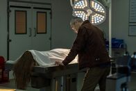 Suspect – Danny (James Nesbitt) ist erschüttert, denn die unbekannte Tote entpuppt sich als seine Tochter Christina.