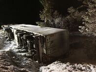 Ice Road Rescue - Extremrettung in Norwegen – ORKANGER, NORWAY - A truck flipped over on the side due to slippery conditions. (Photo Credit: National Geographic Channels)